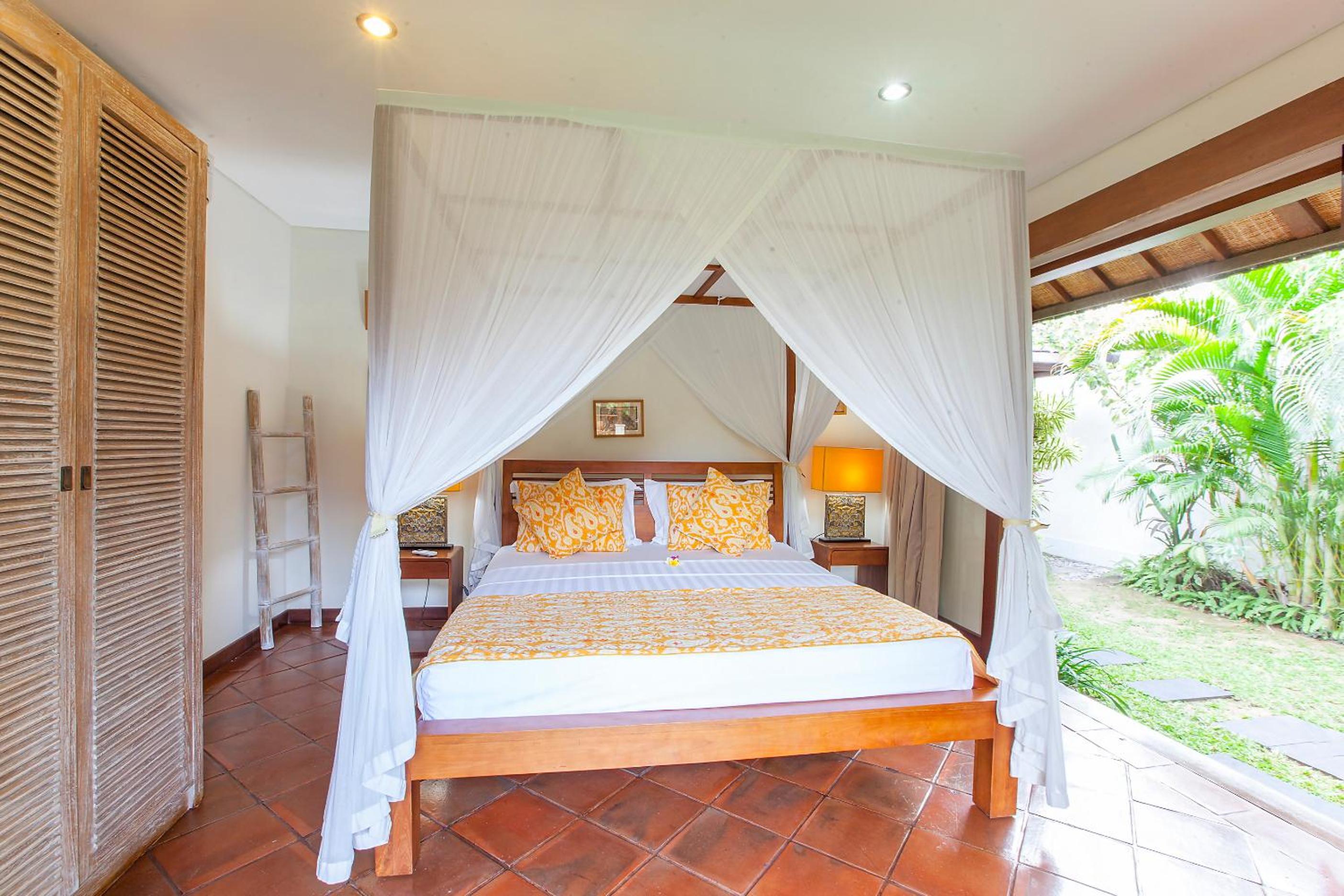 Spacious 4BR Private Estate w-Big Garden and Pool Central Seminyak