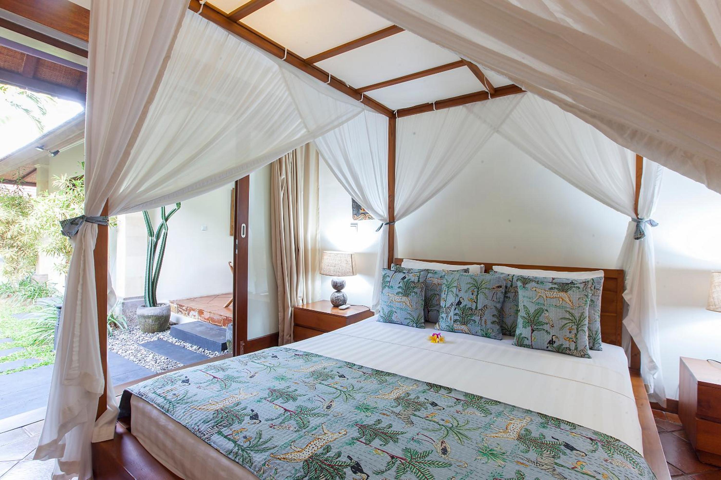 Spacious 4BR Private Estate w-Big Garden and Pool Central Seminyak
