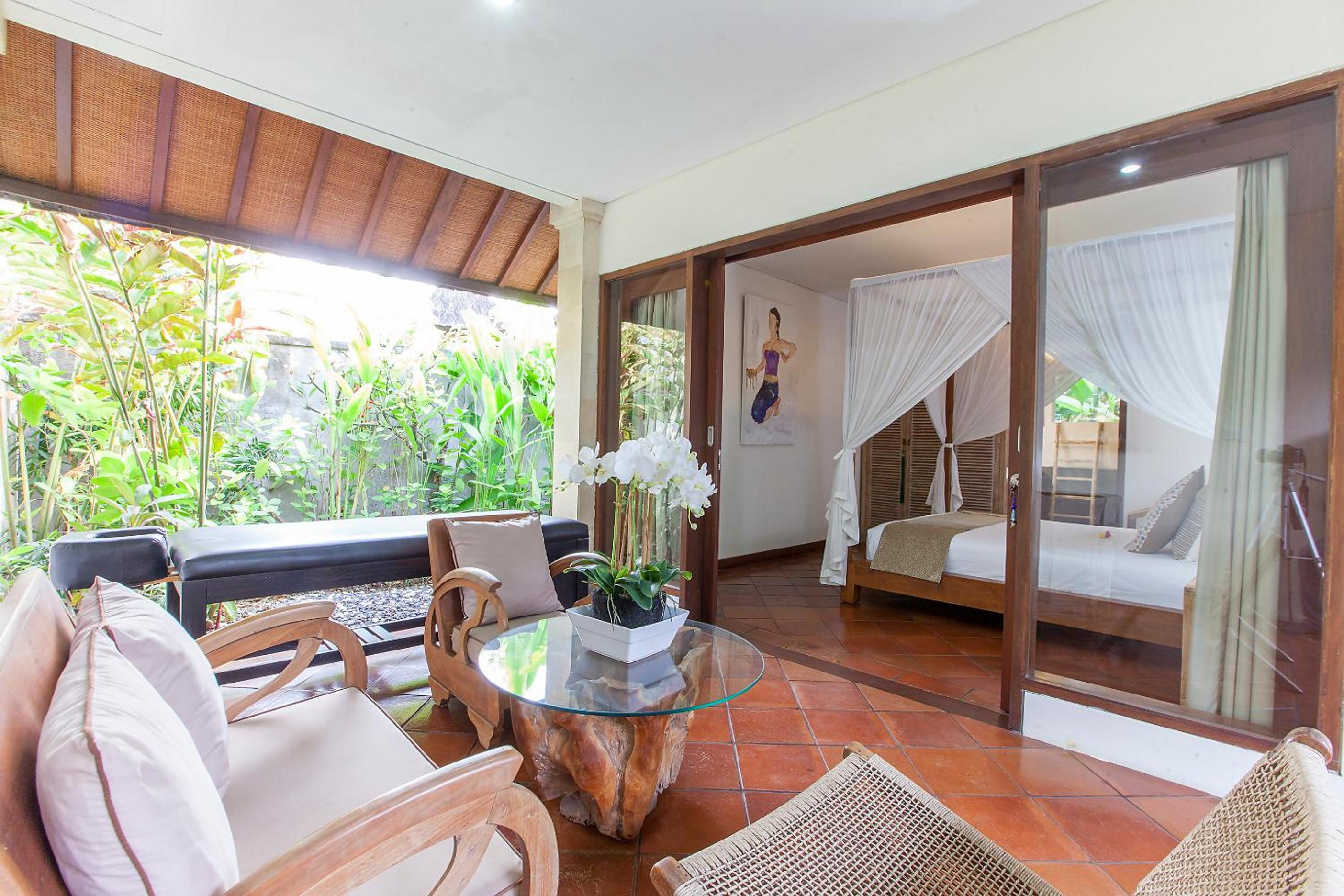 Spacious 4BR Private Estate w-Big Garden and Pool Central Seminyak