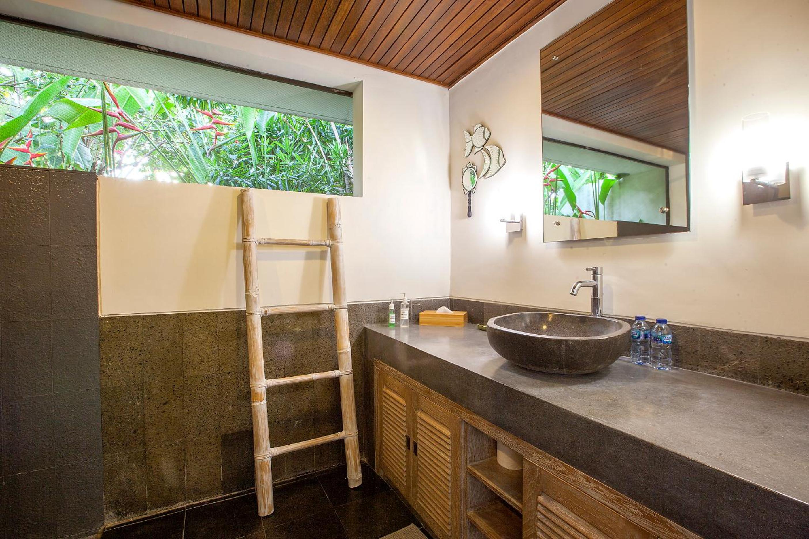 Spacious 4BR Private Estate w-Big Garden and Pool Central Seminyak