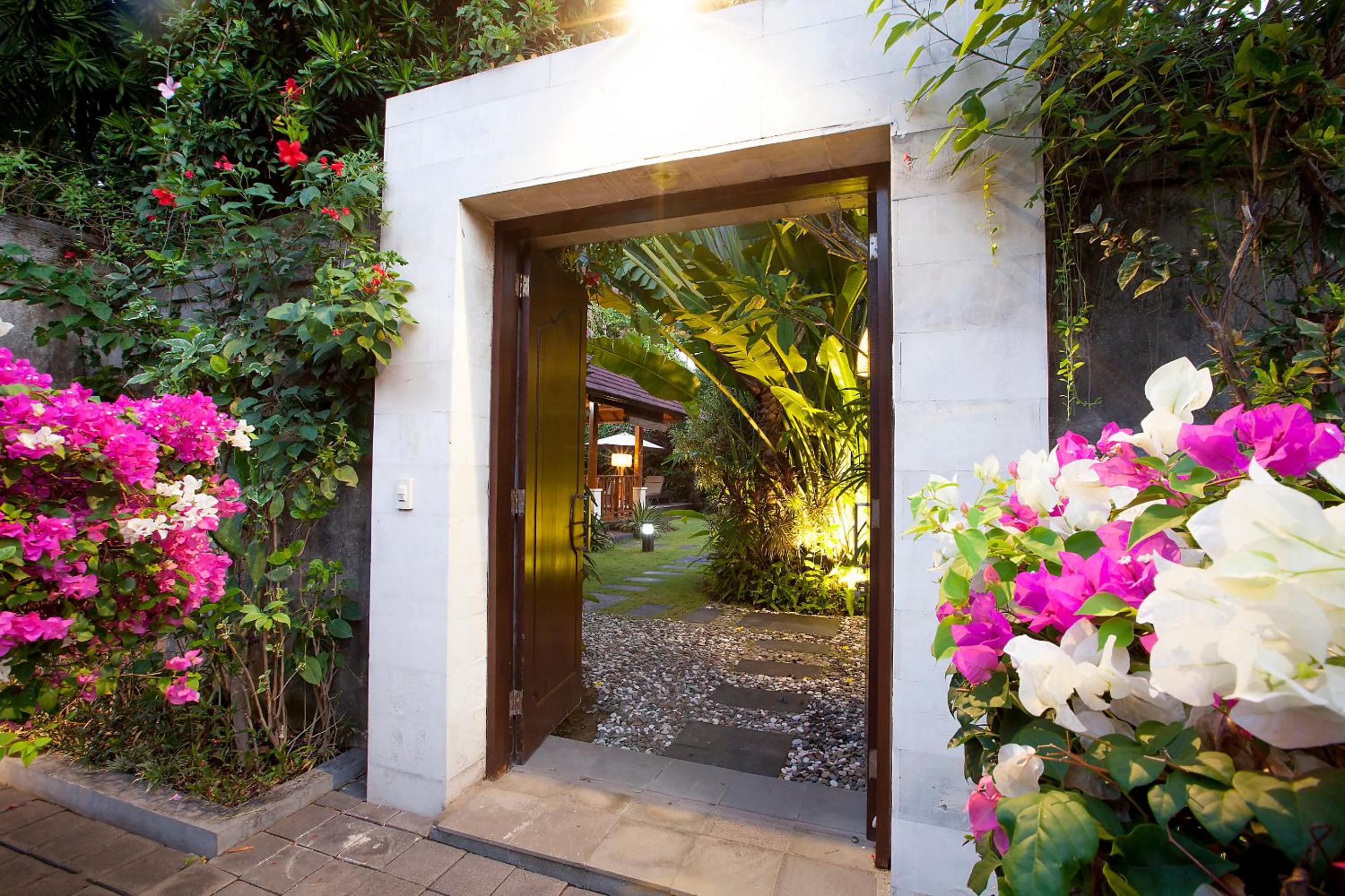 Spacious 4BR Private Estate w-Big Garden and Pool Central Seminyak