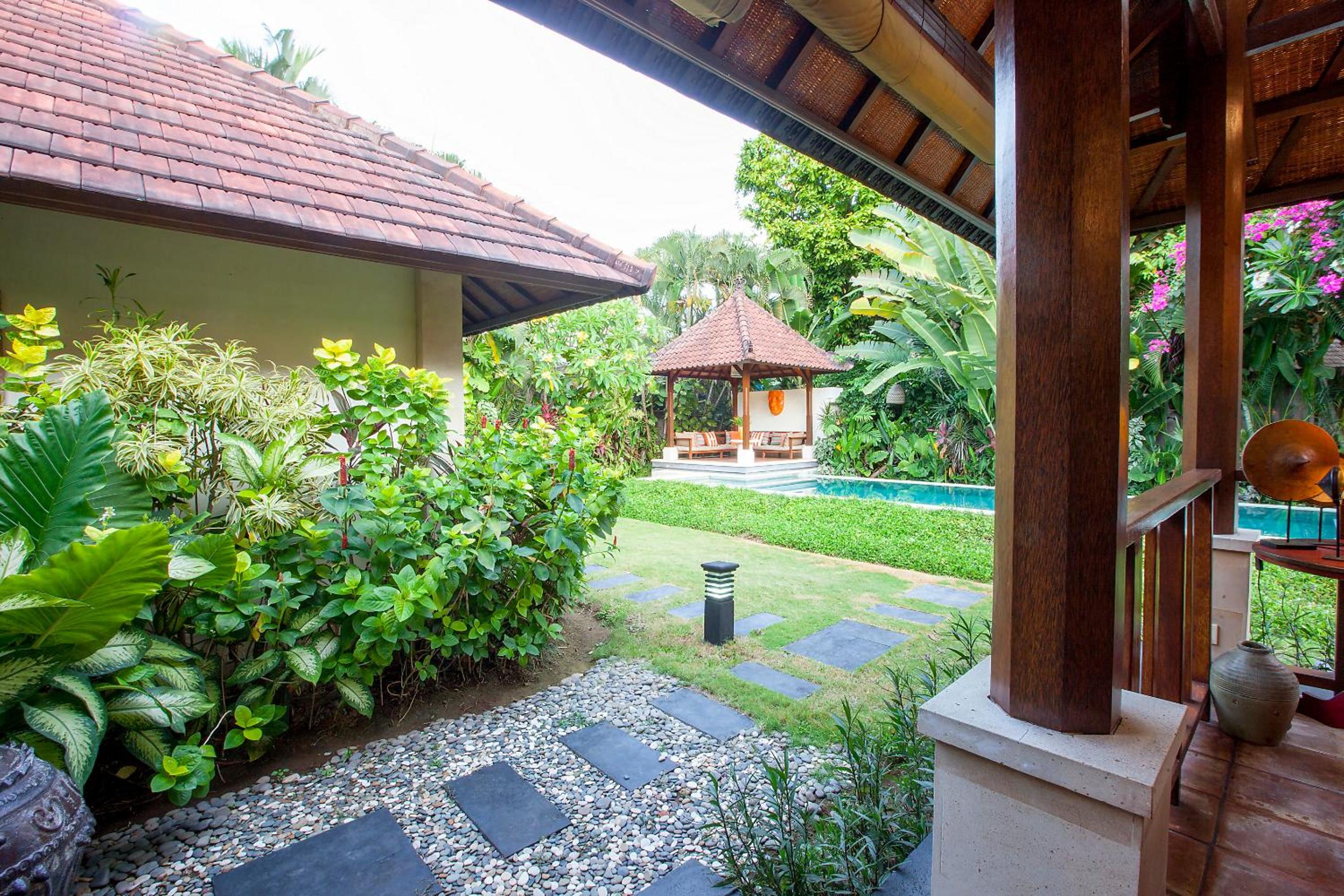Spacious 4BR Private Estate w-Big Garden and Pool Central Seminyak