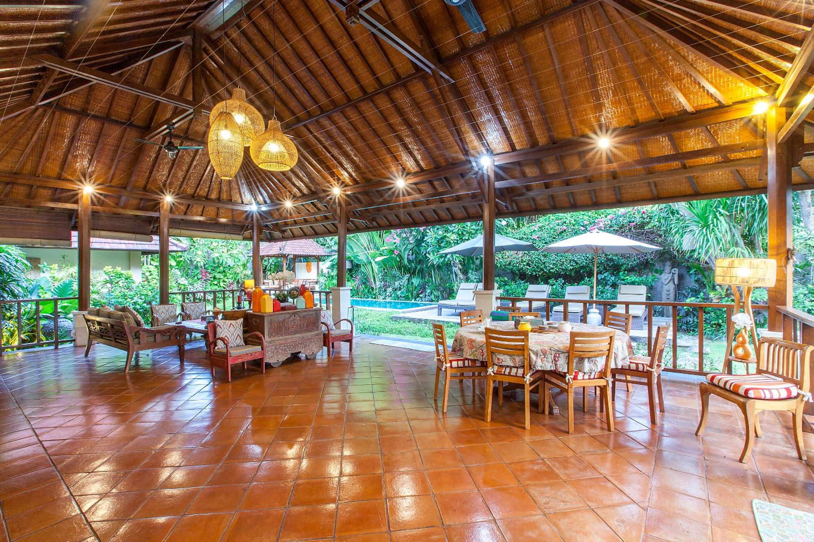 Spacious 4BR Private Estate w-Big Garden and Pool Central Seminyak