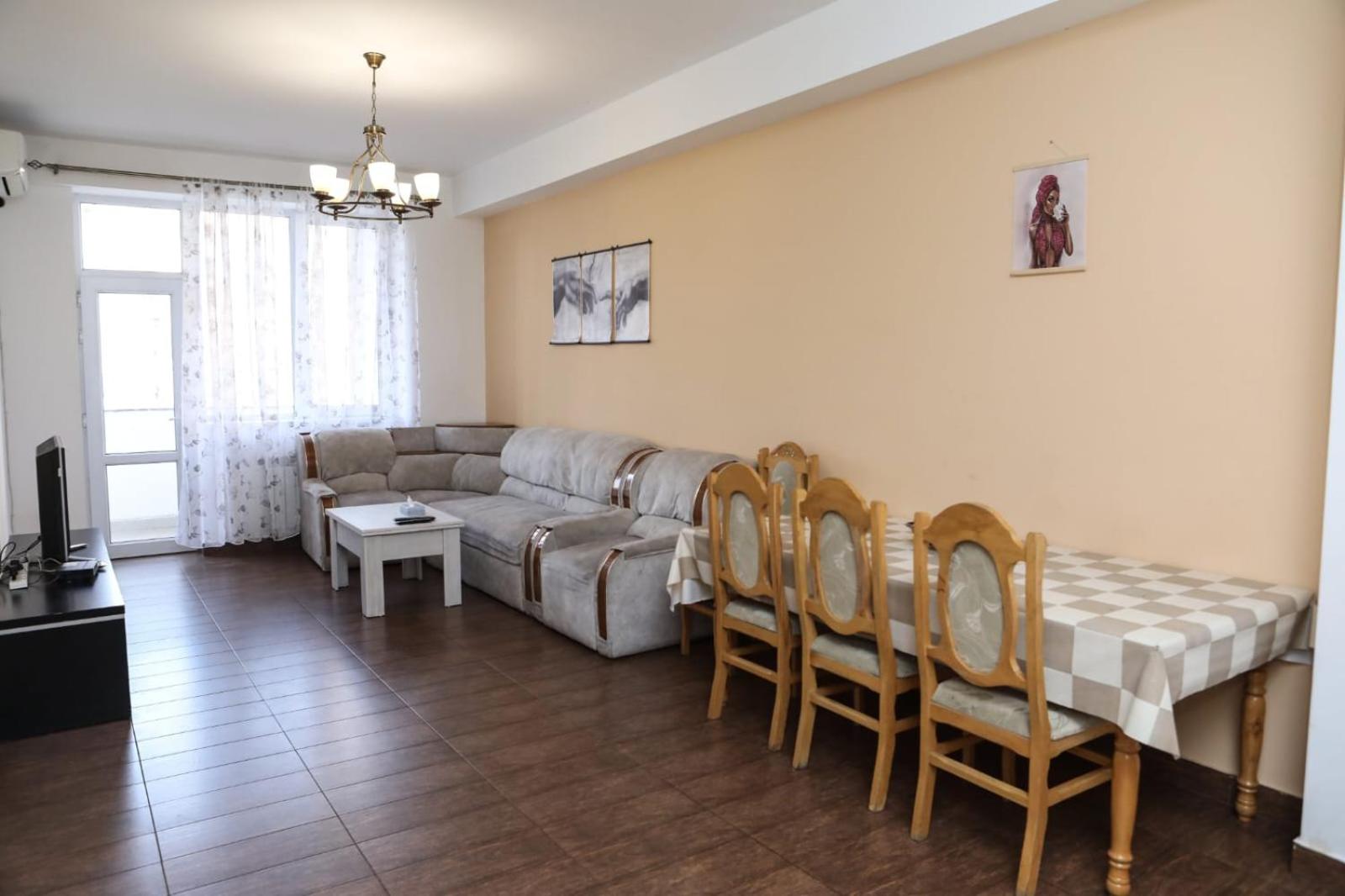 North avenue Art apartment