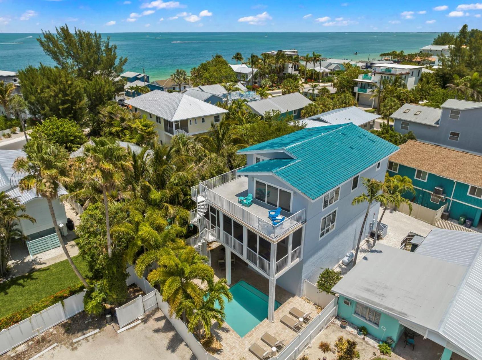 Points Hideaway - Luxury Retreat w Private Pool Deck Stunning Bay Views