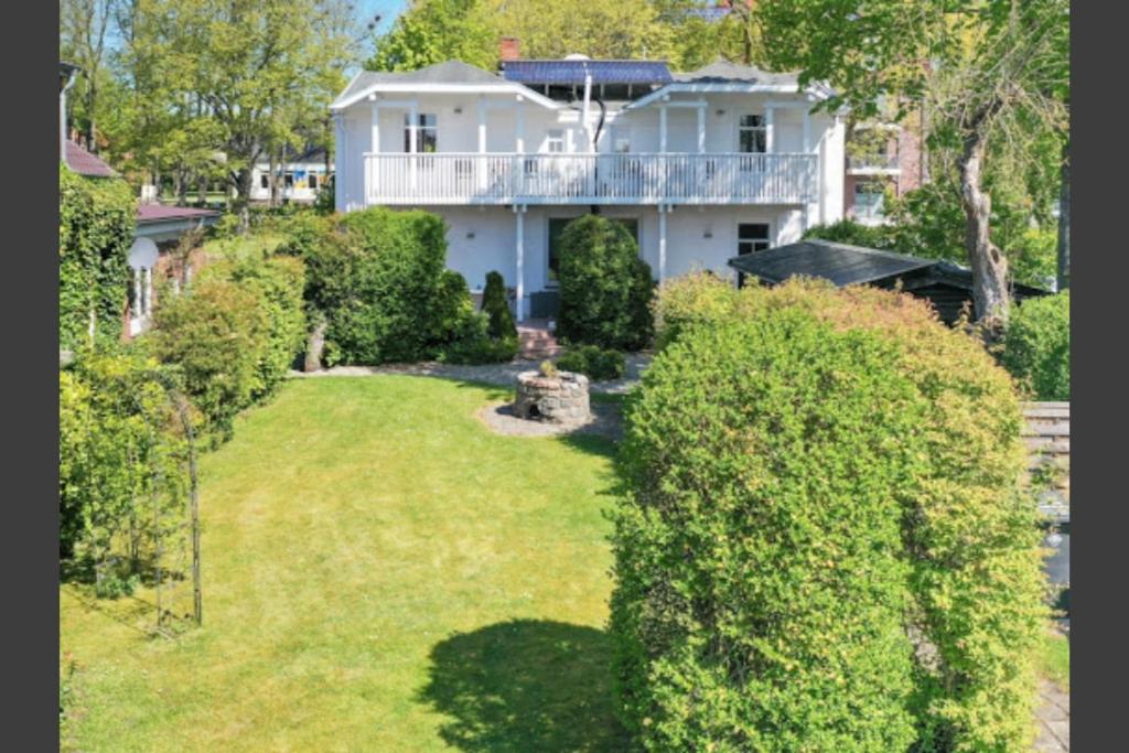 38 Weiße Villa am Schwanenteich EG links