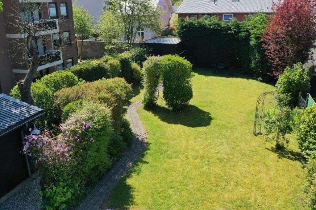 40 Weiße Villa am Schwanenteich OG links