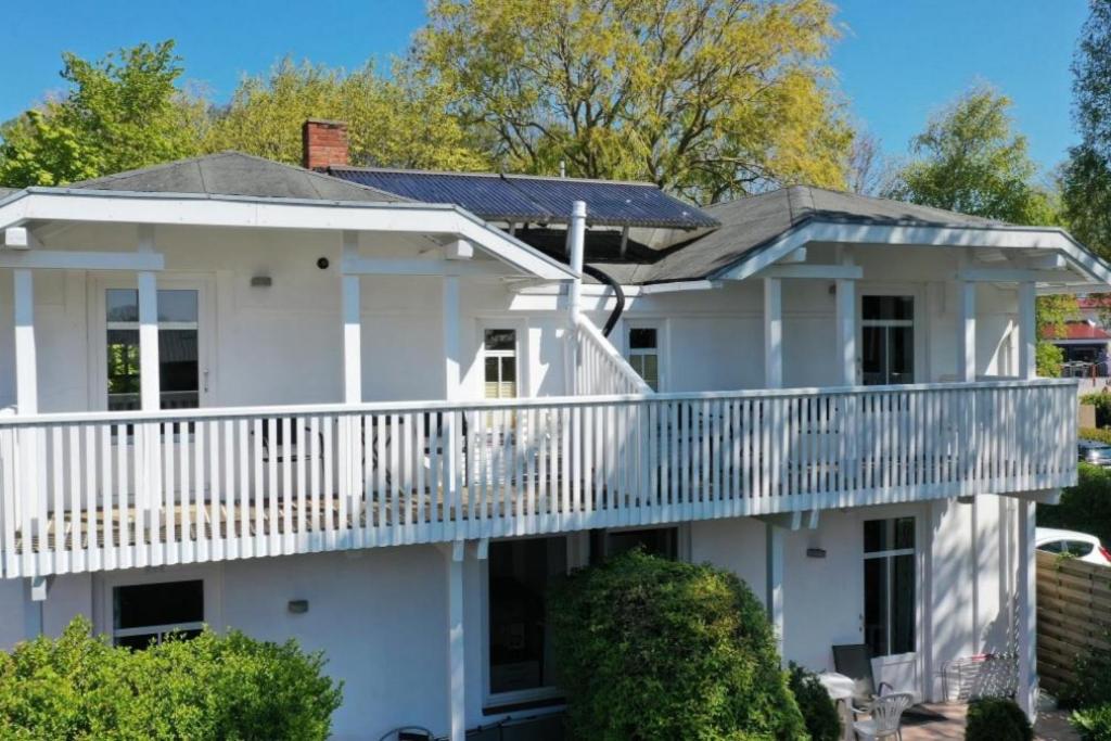 41 Weiße Villa am Schwanenteich OG rechts