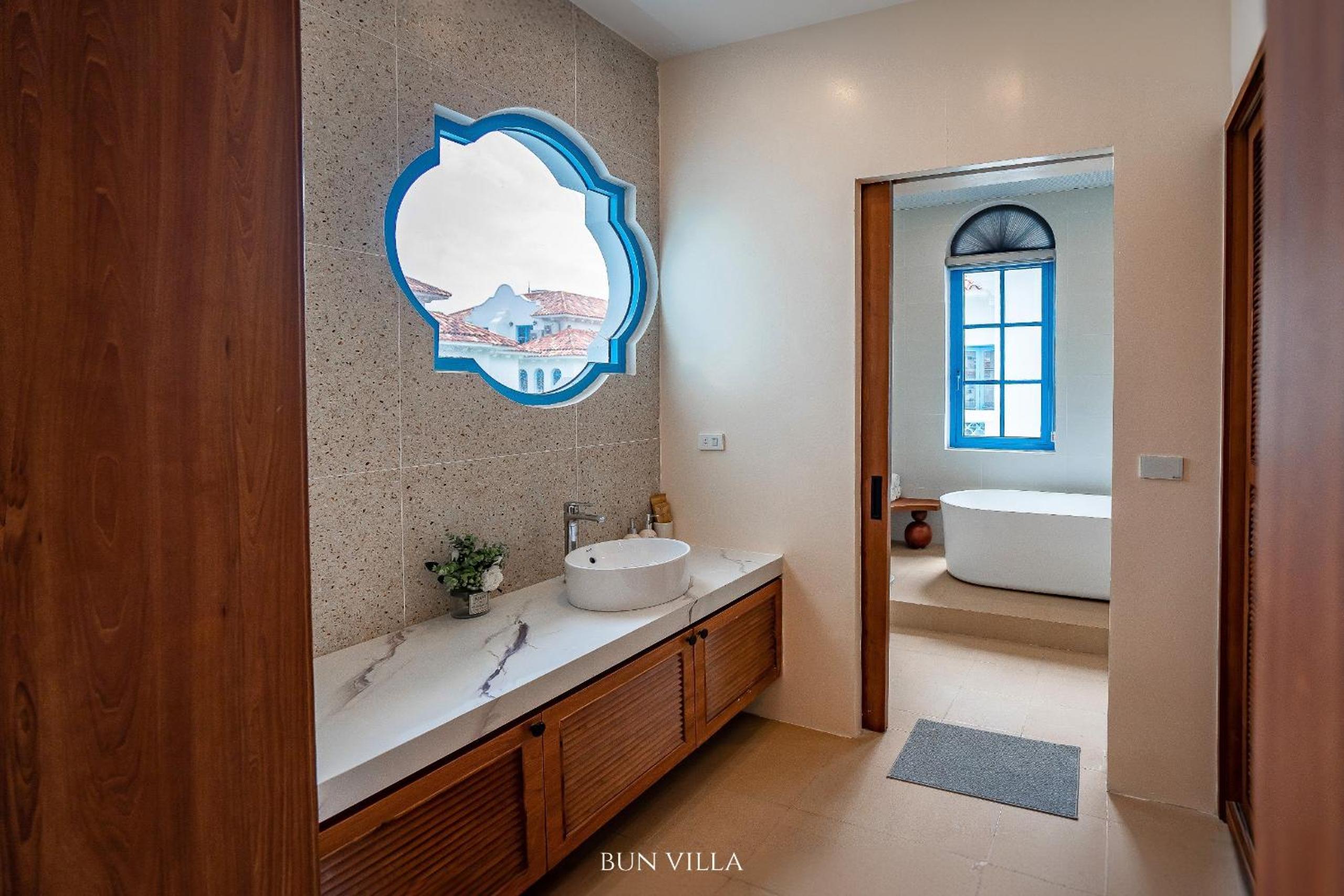 Spacious 6BR Villa Near Beach
