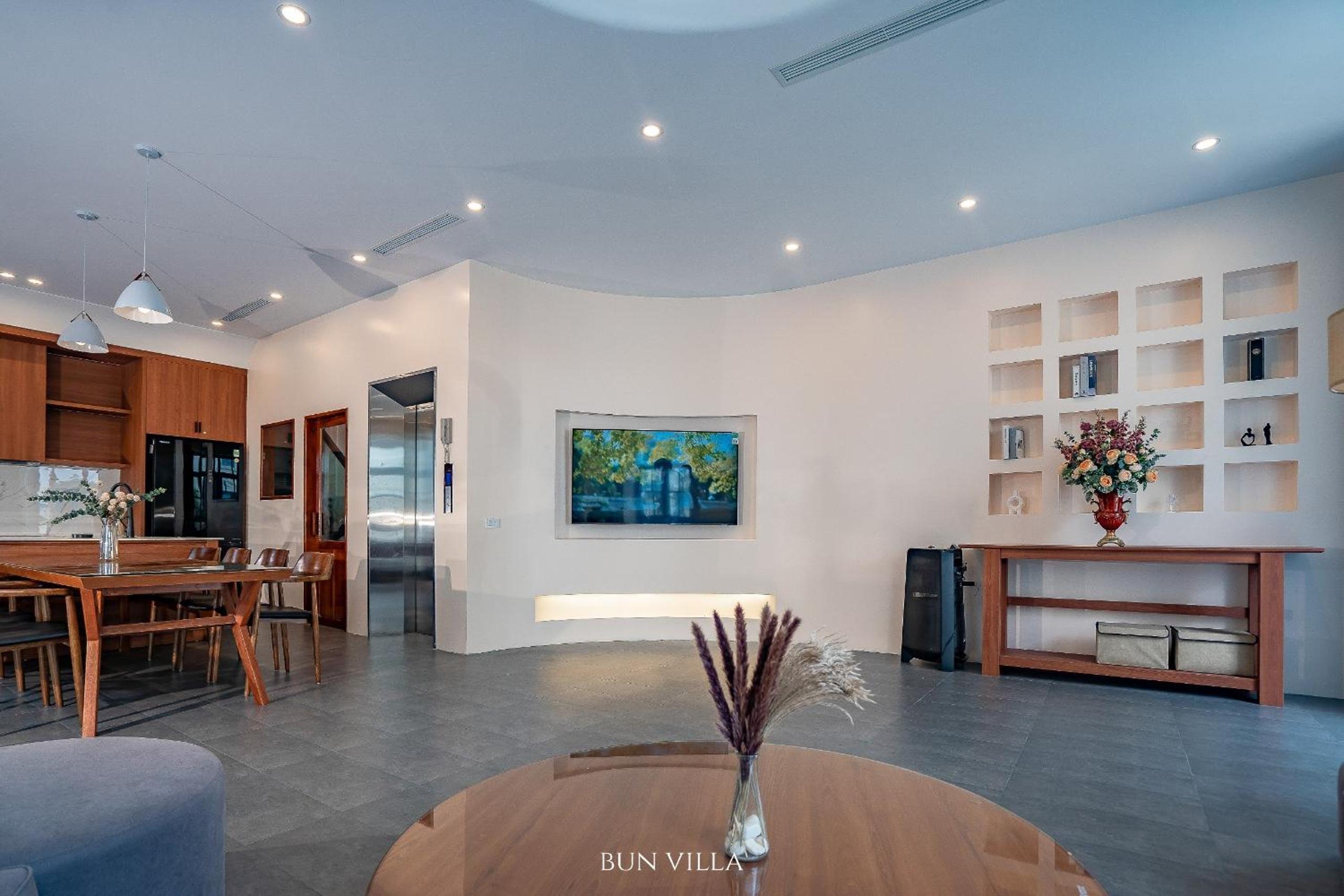Spacious 6BR Villa Near Beach