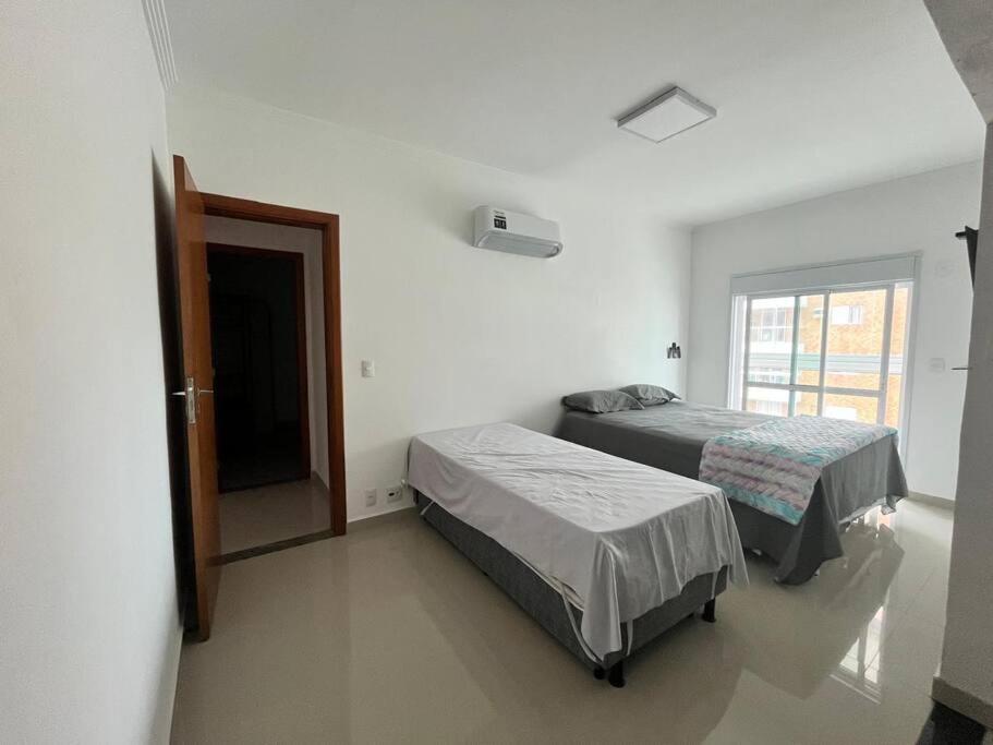 Apto de 180m vista mar, com 03 suites equipadas com ar condicionado, tvs e sacada, varanda gourmet e 02 vagas de garagem cobertas, a 50 metros da praia Tup