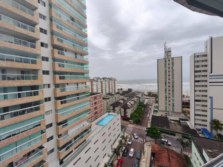 Apto de 180m vista mar, com 03 suites equipadas com ar condicionado, tvs e sacada, varanda gourmet e 02 vagas de garagem cobertas, a 50 metros da praia Tup