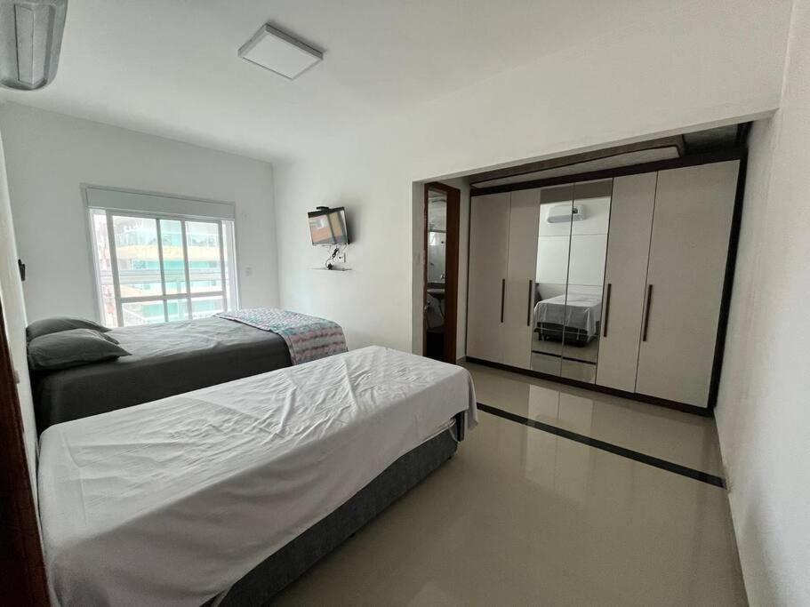 Apto de 180m vista mar, com 03 suites equipadas com ar condicionado, tvs e sacada, varanda gourmet e 02 vagas de garagem cobertas, a 50 metros da praia Tup