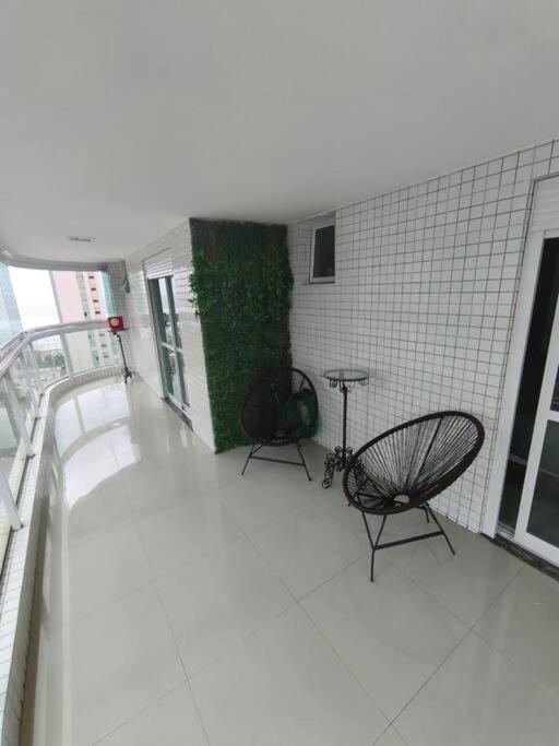 Apto de 180m vista mar, com 03 suites equipadas com ar condicionado, tvs e sacada, varanda gourmet e 02 vagas de garagem cobertas, a 50 metros da praia Tup