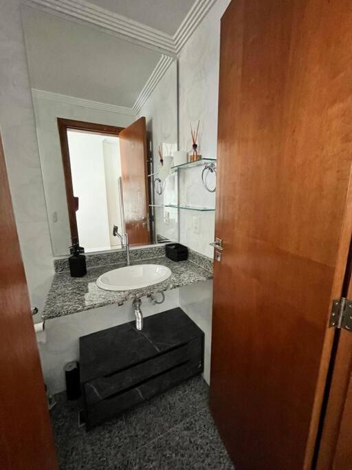 Apto de 180m vista mar, com 03 suites equipadas com ar condicionado, tvs e sacada, varanda gourmet e 02 vagas de garagem cobertas, a 50 metros da praia Tup