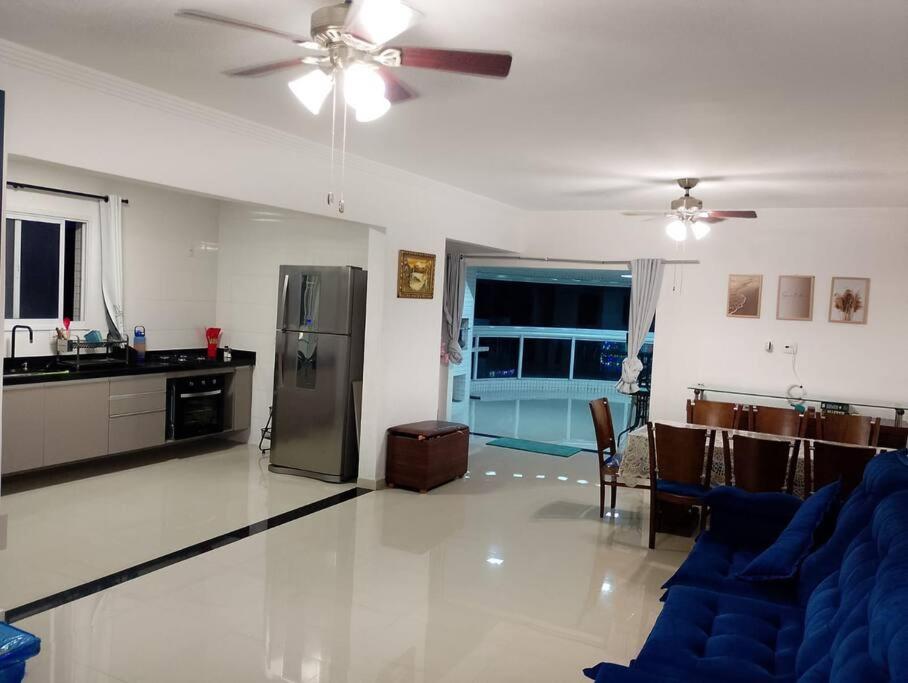 Apto de 180m vista mar, com 03 suites equipadas com ar condicionado, tvs e sacada, varanda gourmet e 02 vagas de garagem cobertas, a 50 metros da praia Tup