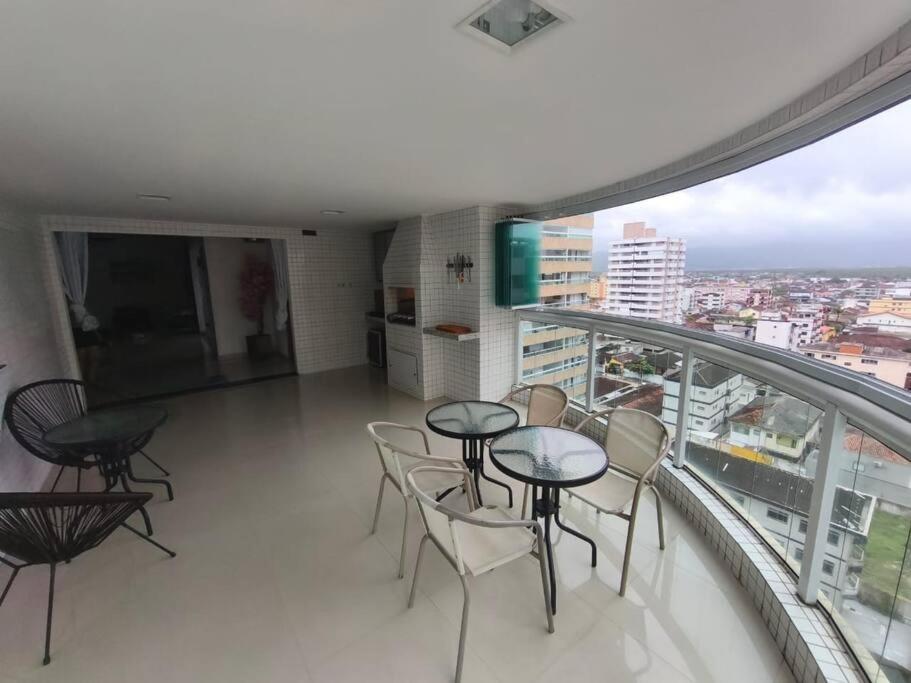 Apto de 180m vista mar, com 03 suites equipadas com ar condicionado, tvs e sacada, varanda gourmet e 02 vagas de garagem cobertas, a 50 metros da praia Tup