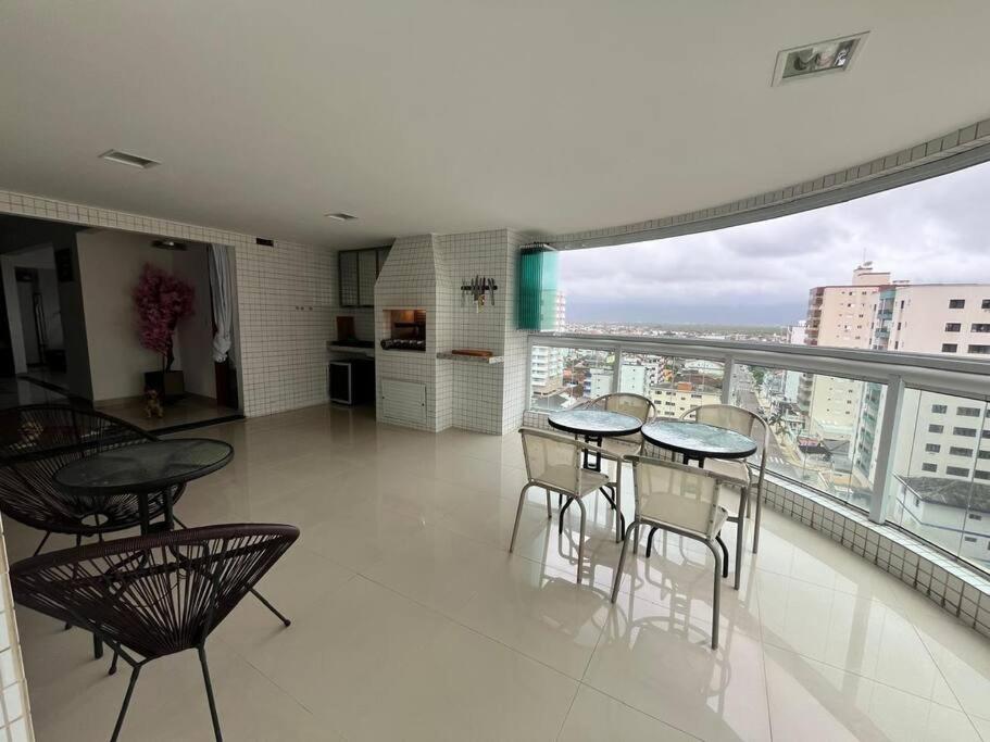 Apto de 180m vista mar, com 03 suites equipadas com ar condicionado, tvs e sacada, varanda gourmet e 02 vagas de garagem cobertas, a 50 metros da praia Tup
