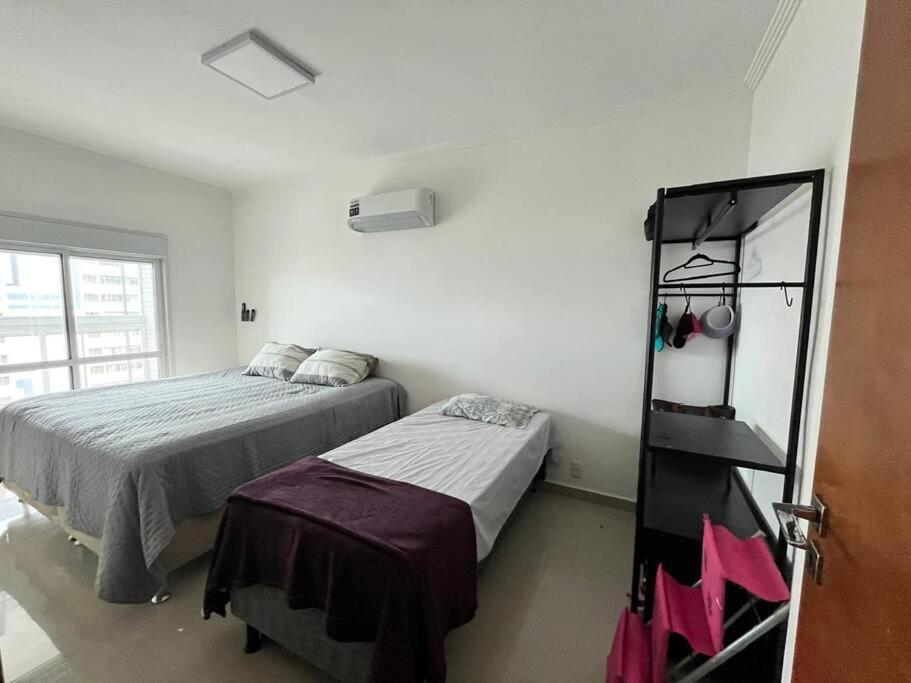 Apto de 180m vista mar, com 03 suites equipadas com ar condicionado, tvs e sacada, varanda gourmet e 02 vagas de garagem cobertas, a 50 metros da praia Tup