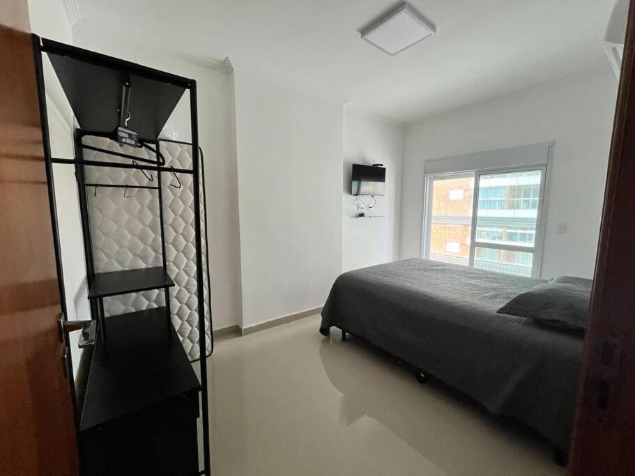 Apto de 180m vista mar, com 03 suites equipadas com ar condicionado, tvs e sacada, varanda gourmet e 02 vagas de garagem cobertas, a 50 metros da praia Tup