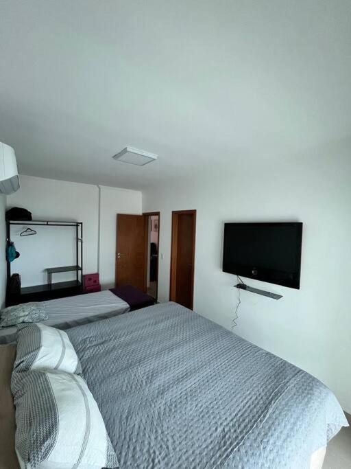 Apto de 180m vista mar, com 03 suites equipadas com ar condicionado, tvs e sacada, varanda gourmet e 02 vagas de garagem cobertas, a 50 metros da praia Tup