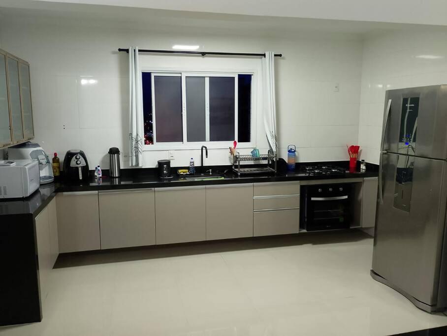 Apto de 180m vista mar, com 03 suites equipadas com ar condicionado, tvs e sacada, varanda gourmet e 02 vagas de garagem cobertas, a 50 metros da praia Tup