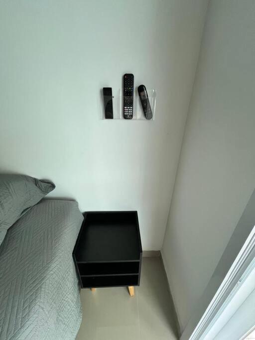 Apto de 180m vista mar, com 03 suites equipadas com ar condicionado, tvs e sacada, varanda gourmet e 02 vagas de garagem cobertas, a 50 metros da praia Tup