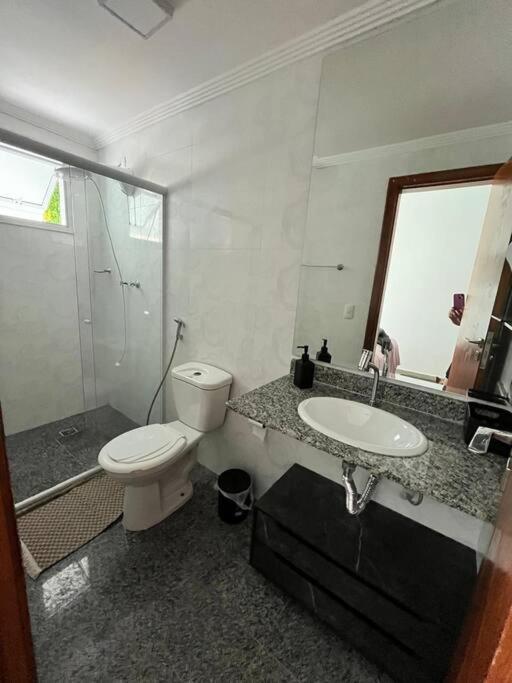 Apto de 180m vista mar, com 03 suites equipadas com ar condicionado, tvs e sacada, varanda gourmet e 02 vagas de garagem cobertas, a 50 metros da praia Tup