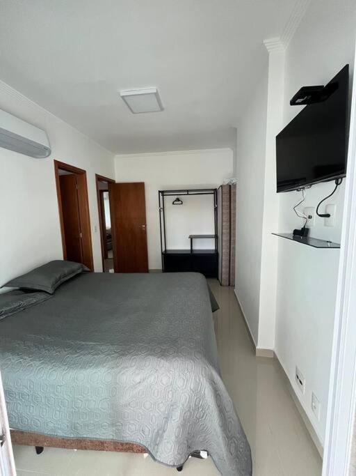 Apto de 180m vista mar, com 03 suites equipadas com ar condicionado, tvs e sacada, varanda gourmet e 02 vagas de garagem cobertas, a 50 metros da praia Tup