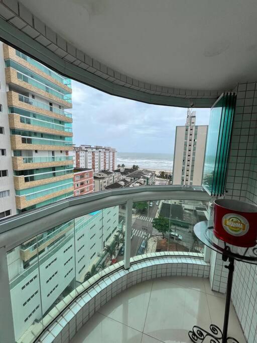 Apto de 180m vista mar, com 03 suites equipadas com ar condicionado, tvs e sacada, varanda gourmet e 02 vagas de garagem cobertas, a 50 metros da praia Tup