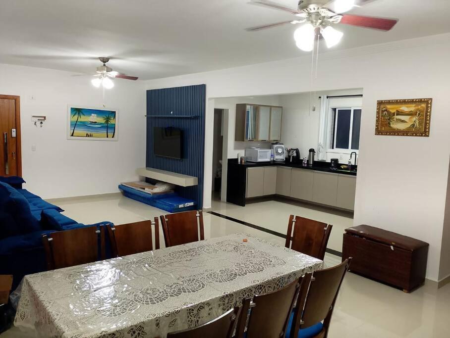 Apto de 180m vista mar, com 03 suites equipadas com ar condicionado, tvs e sacada, varanda gourmet e 02 vagas de garagem cobertas, a 50 metros da praia Tup