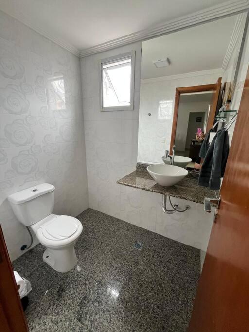 Apto de 180m vista mar, com 03 suites equipadas com ar condicionado, tvs e sacada, varanda gourmet e 02 vagas de garagem cobertas, a 50 metros da praia Tup