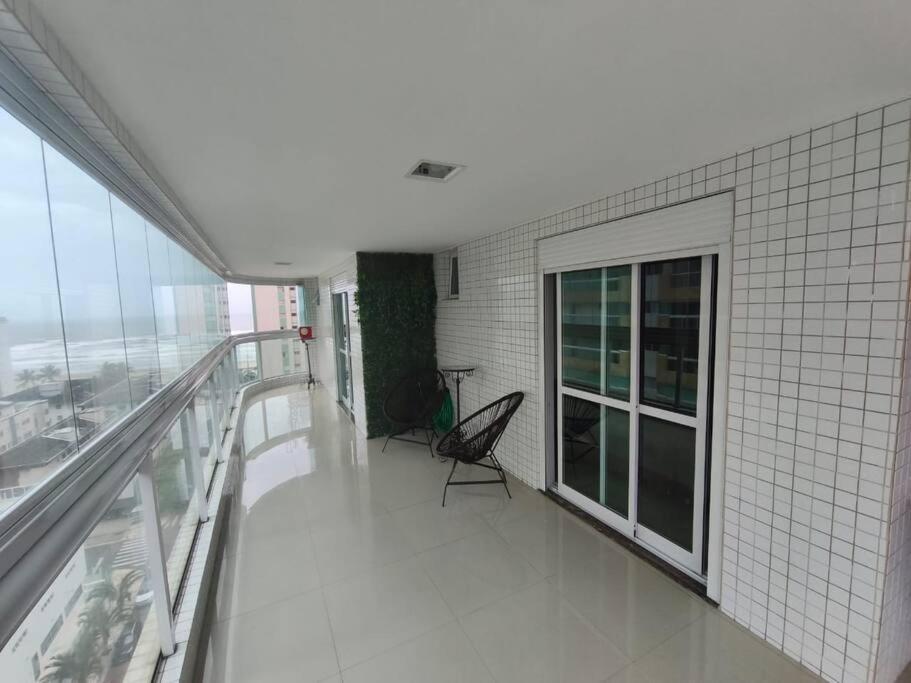 Apto de 180m vista mar, com 03 suites equipadas com ar condicionado, tvs e sacada, varanda gourmet e 02 vagas de garagem cobertas, a 50 metros da praia Tup