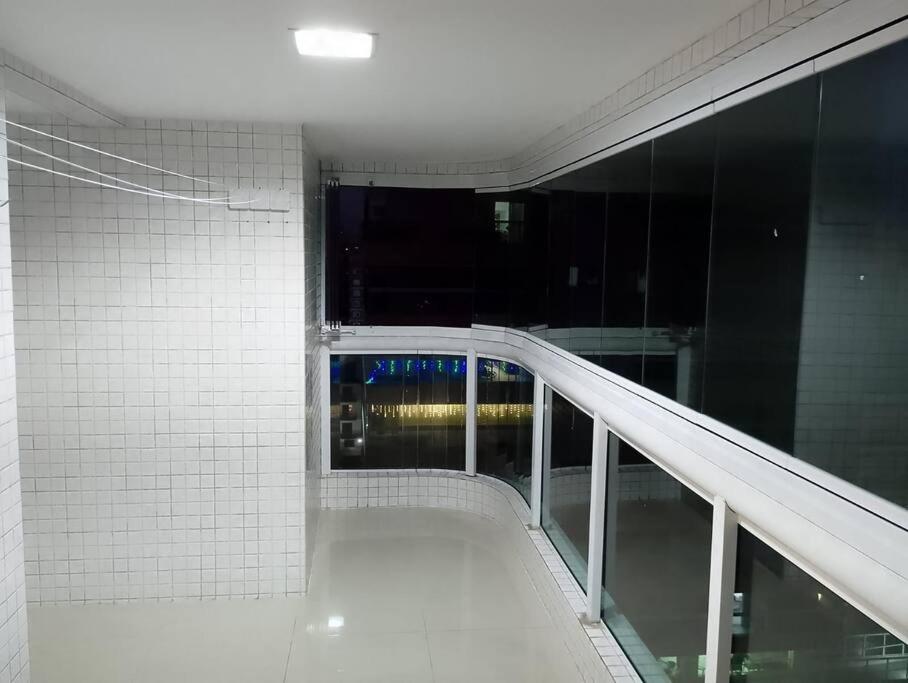 Apto de 180m vista mar, com 03 suites equipadas com ar condicionado, tvs e sacada, varanda gourmet e 02 vagas de garagem cobertas, a 50 metros da praia Tup