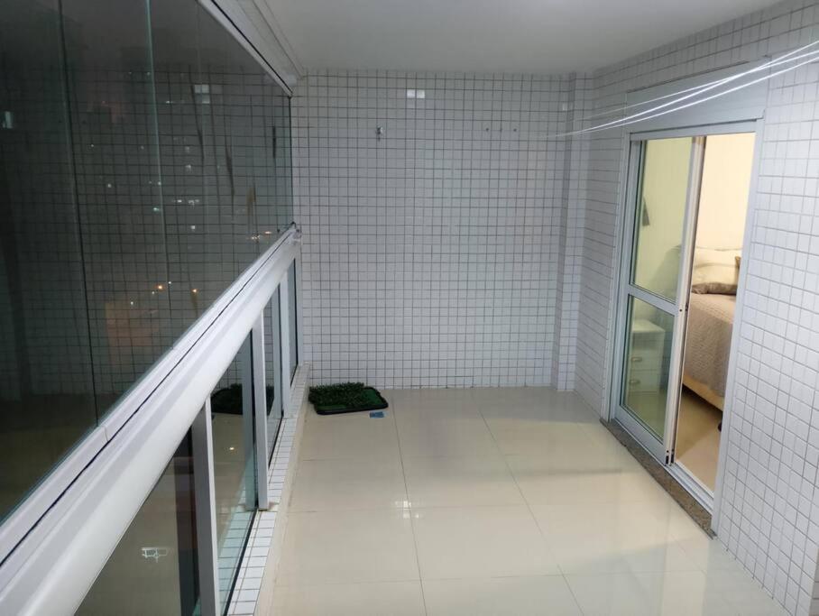 Apto de 180m vista mar, com 03 suites equipadas com ar condicionado, tvs e sacada, varanda gourmet e 02 vagas de garagem cobertas, a 50 metros da praia Tup