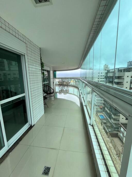 Apto de 180m vista mar, com 03 suites equipadas com ar condicionado, tvs e sacada, varanda gourmet e 02 vagas de garagem cobertas, a 50 metros da praia Tup