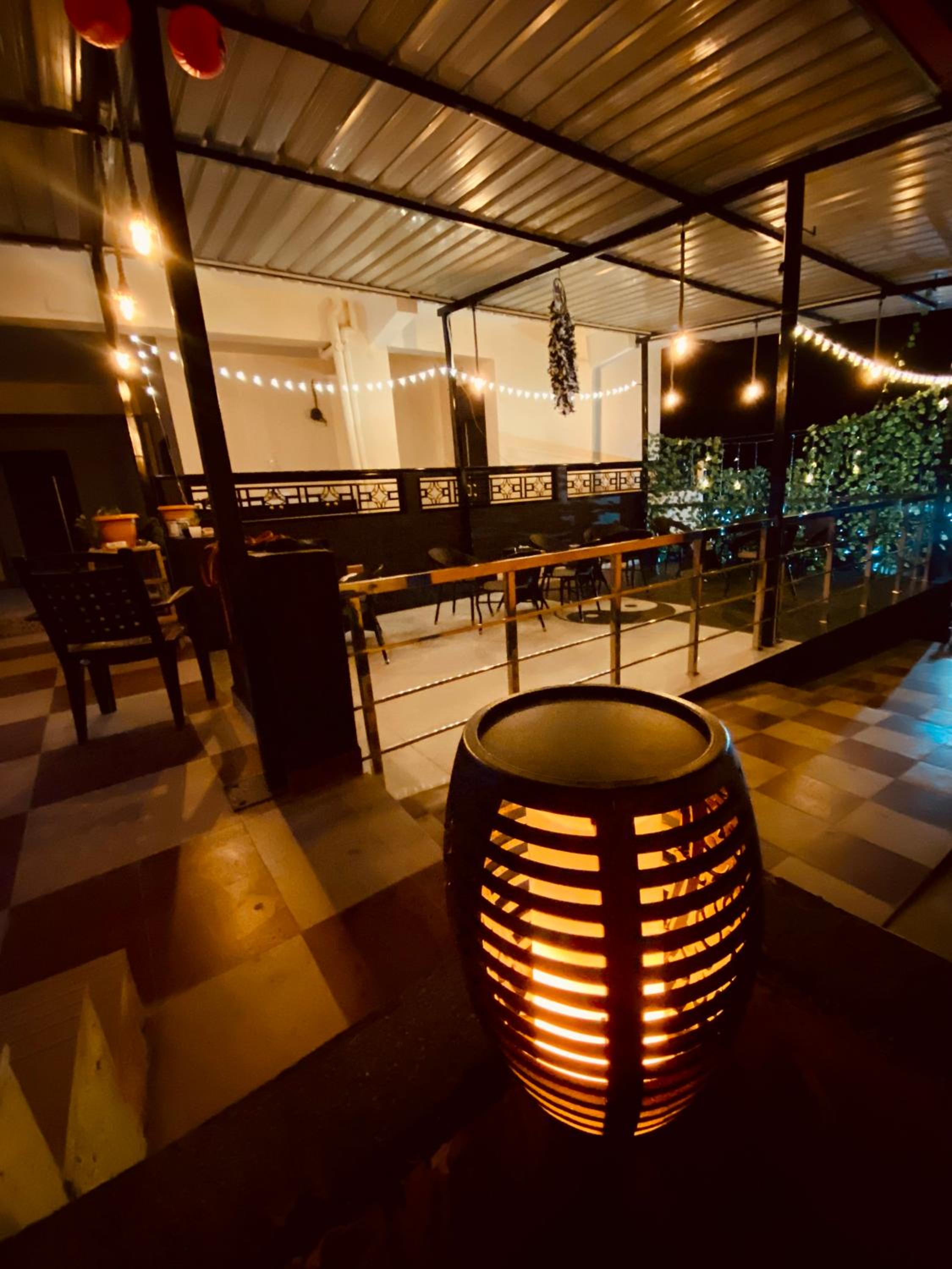 Black and White Cafe And Homestay view 2