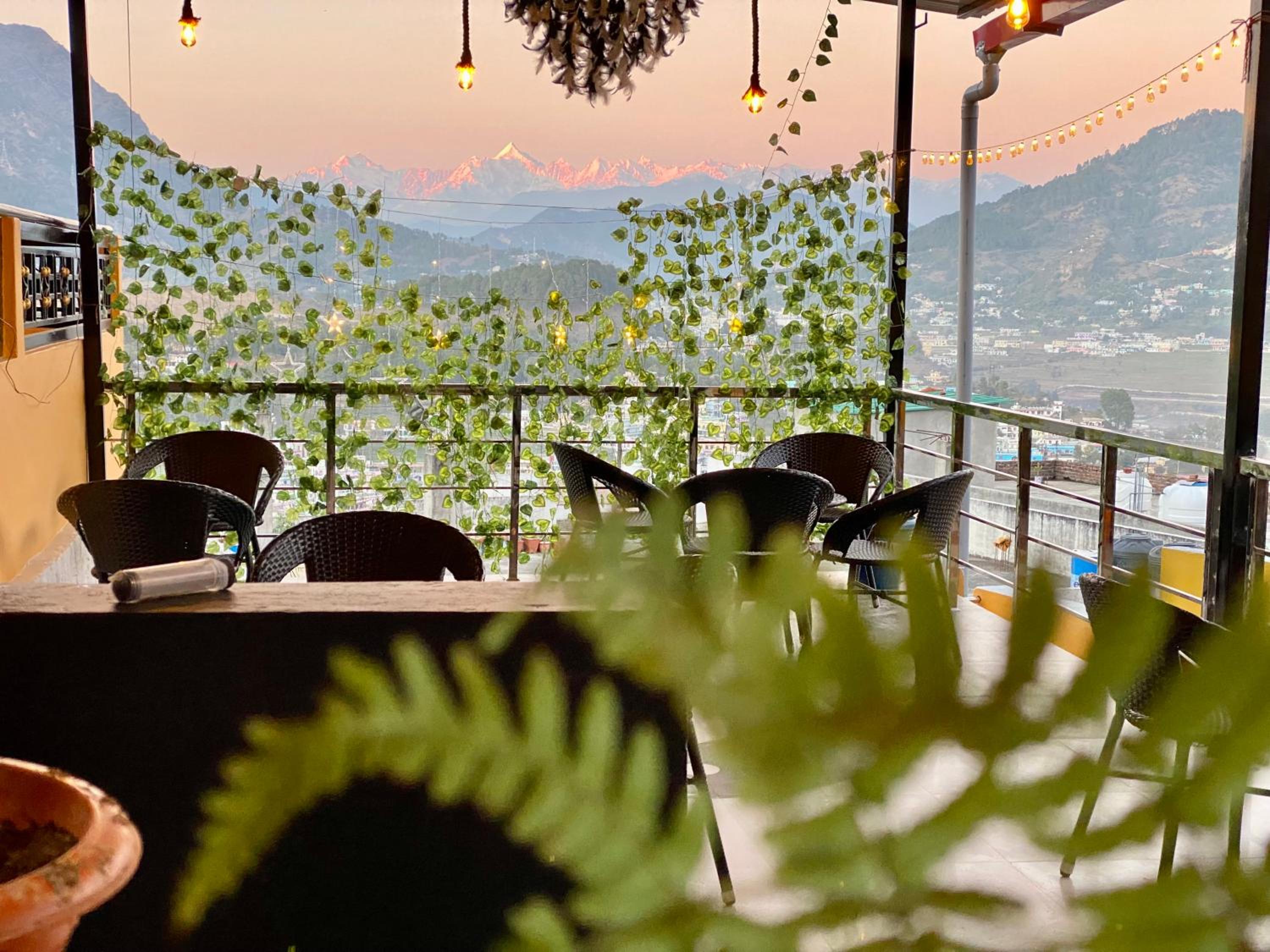 Black and White Cafe And Homestay view 3