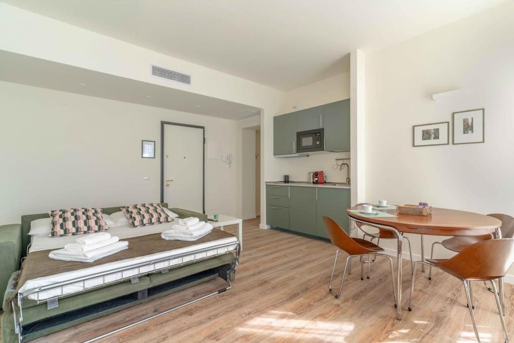 Vibrant Navigli block Apt with AirCondition Porta Genova M2