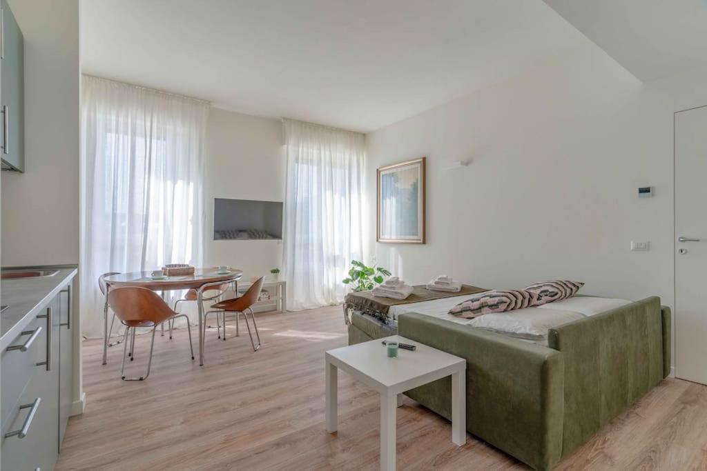 Vibrant Navigli block Apt with AirCondition Porta Genova M2