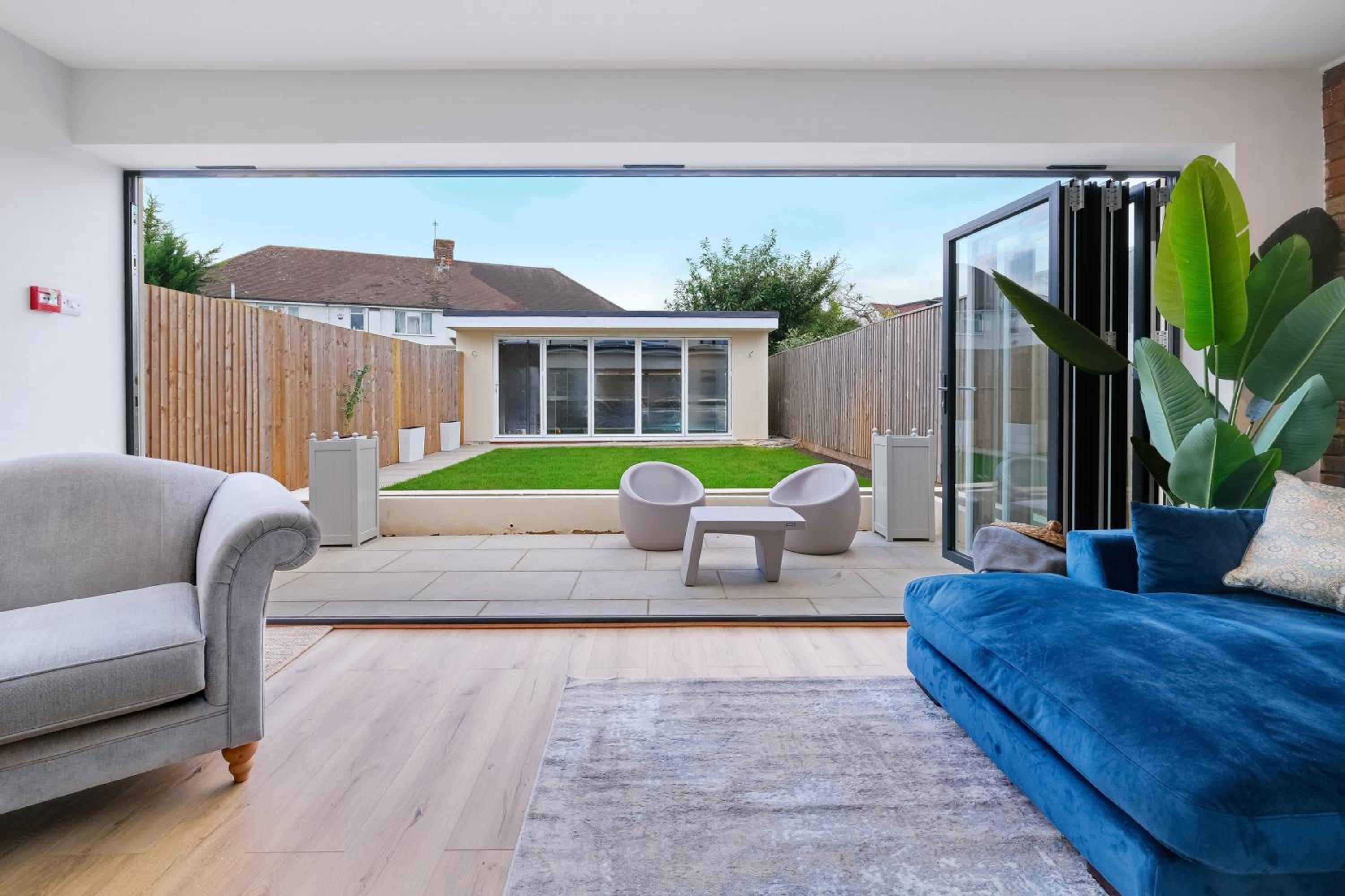 Stunning 6 Bed House with Games Room and Garden Near Pinewood -Iver view 4