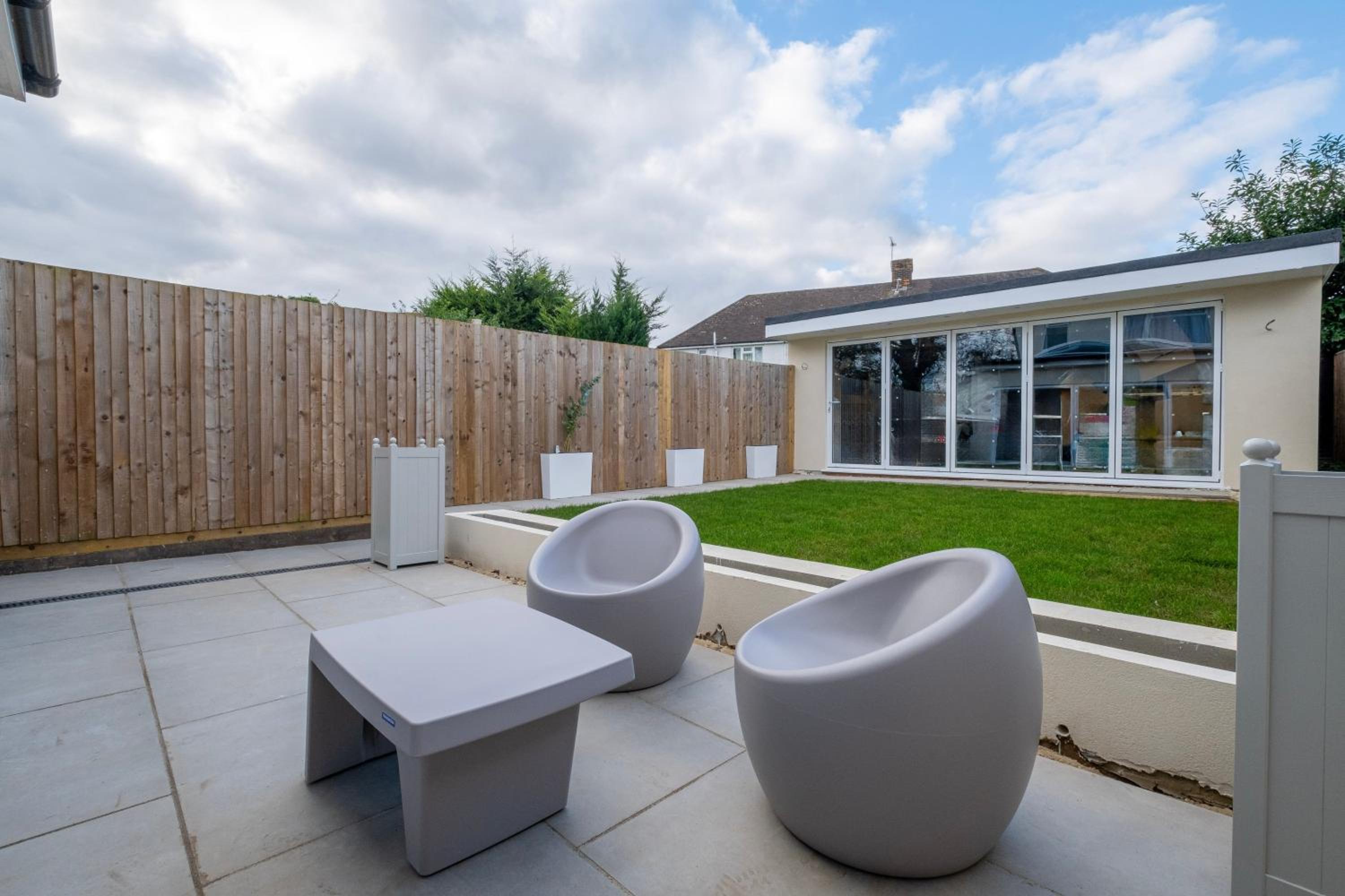 Stunning 6 Bed House with Games Room and Garden Near Pinewood -Iver view 2