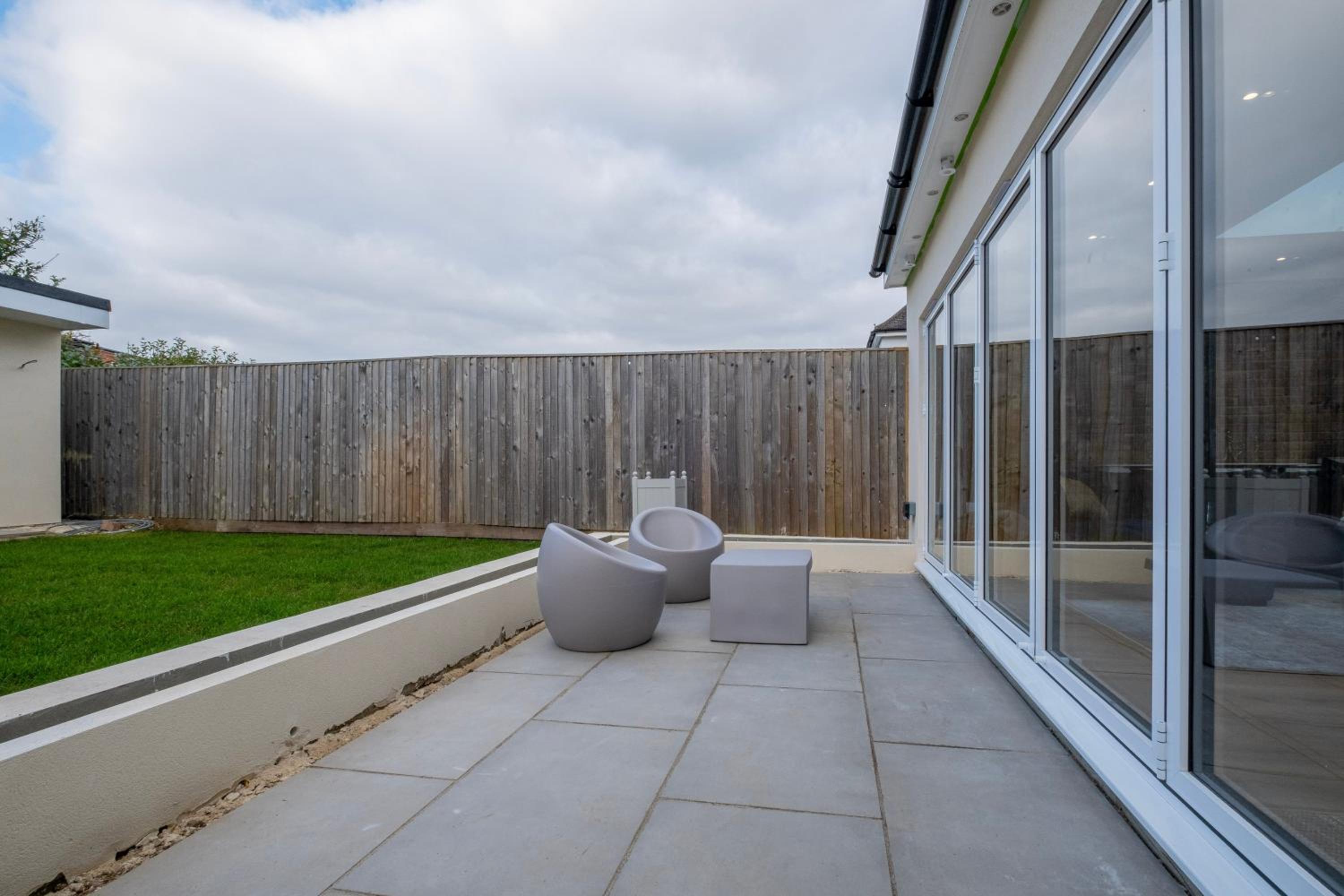 Stunning 6 Bed House with Games Room and Garden Near Pinewood -Iver view 3