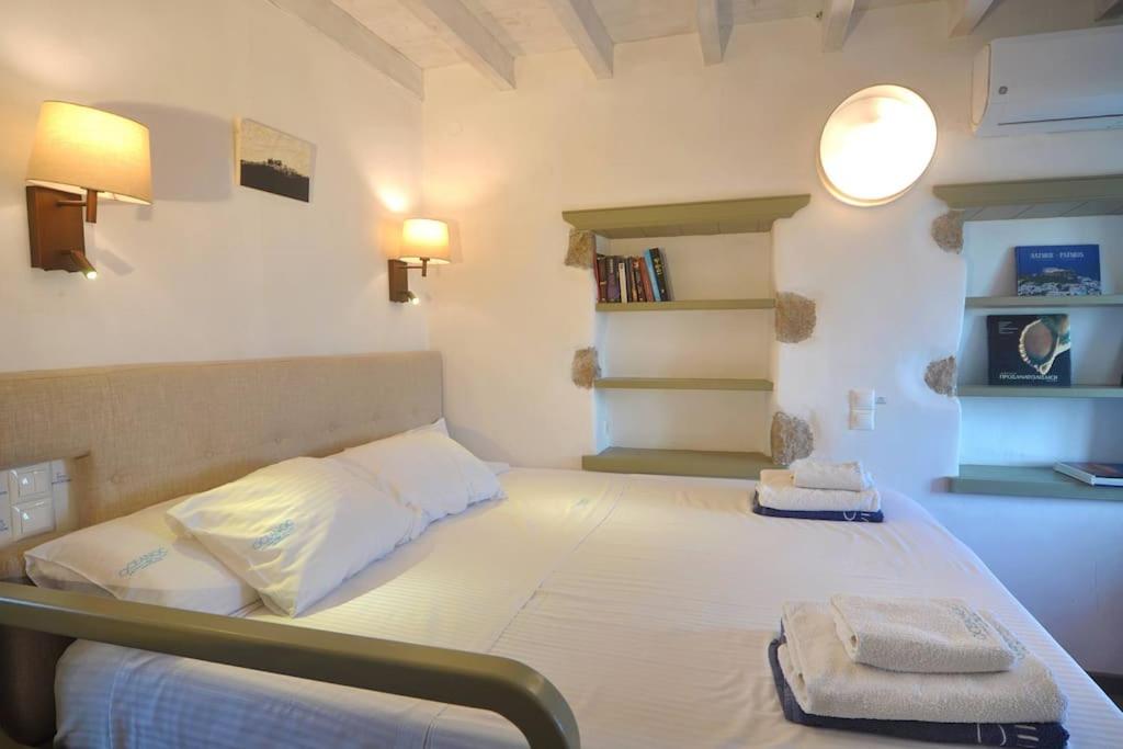 Sea & Sunset View Villa Chora with private jacuzzi view 3