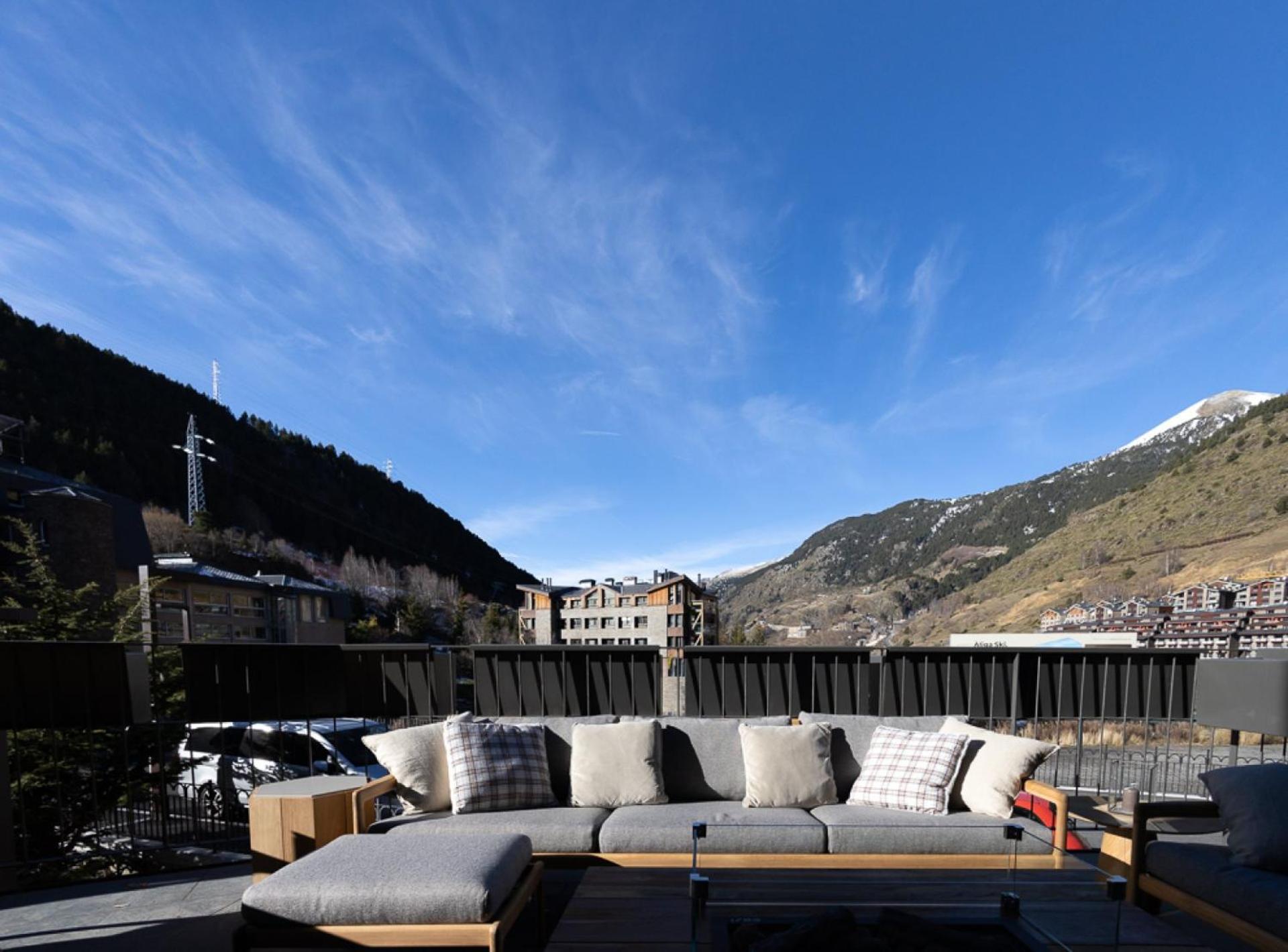W ISARD LODGE 12 people Sauna Pool 1min Ski Lift