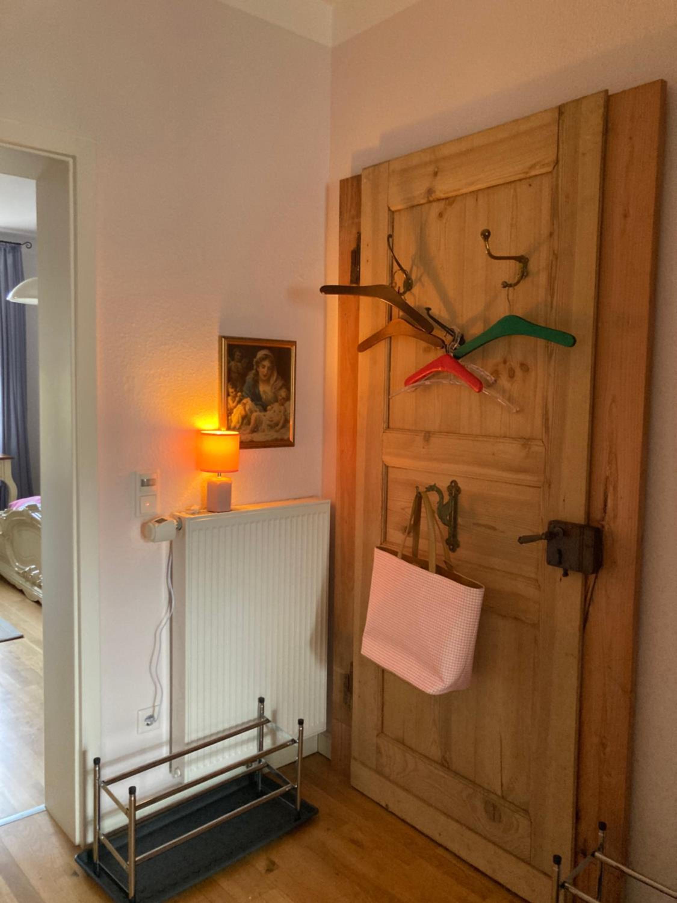 AAB Apartment 80qm mit 2 Schlafzimmern, Self-Check-in mit Wlan und gratis Parkplatz am Haus