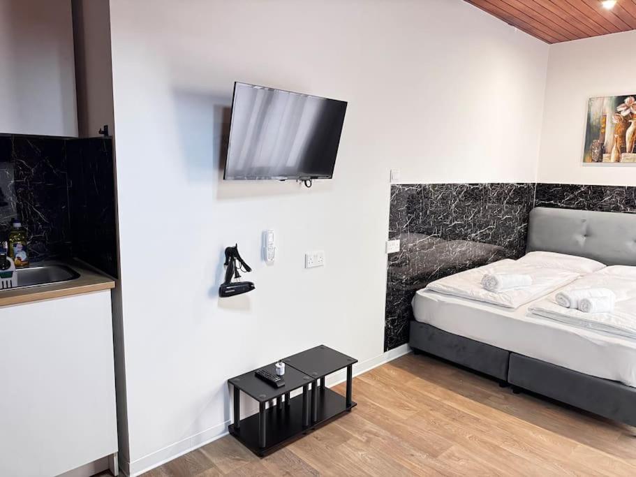 Modern Studio N1 private Kitchenette and Bathroom