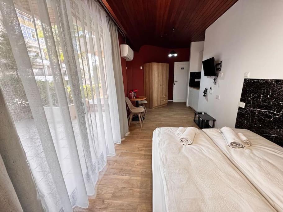 Modern Studio N1 private Kitchenette and Bathroom