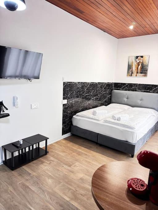 Modern Studio N1 private Kitchenette and Bathroom