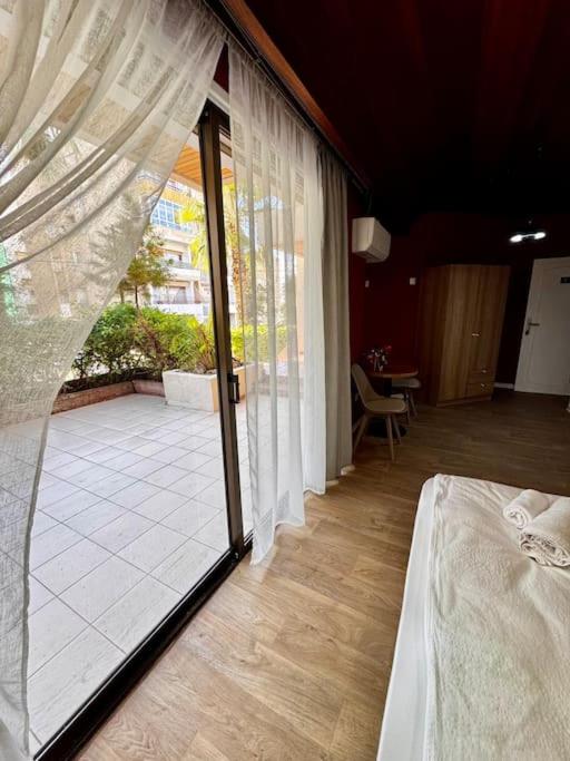 Modern Studio N1 private Kitchenette and Bathroom